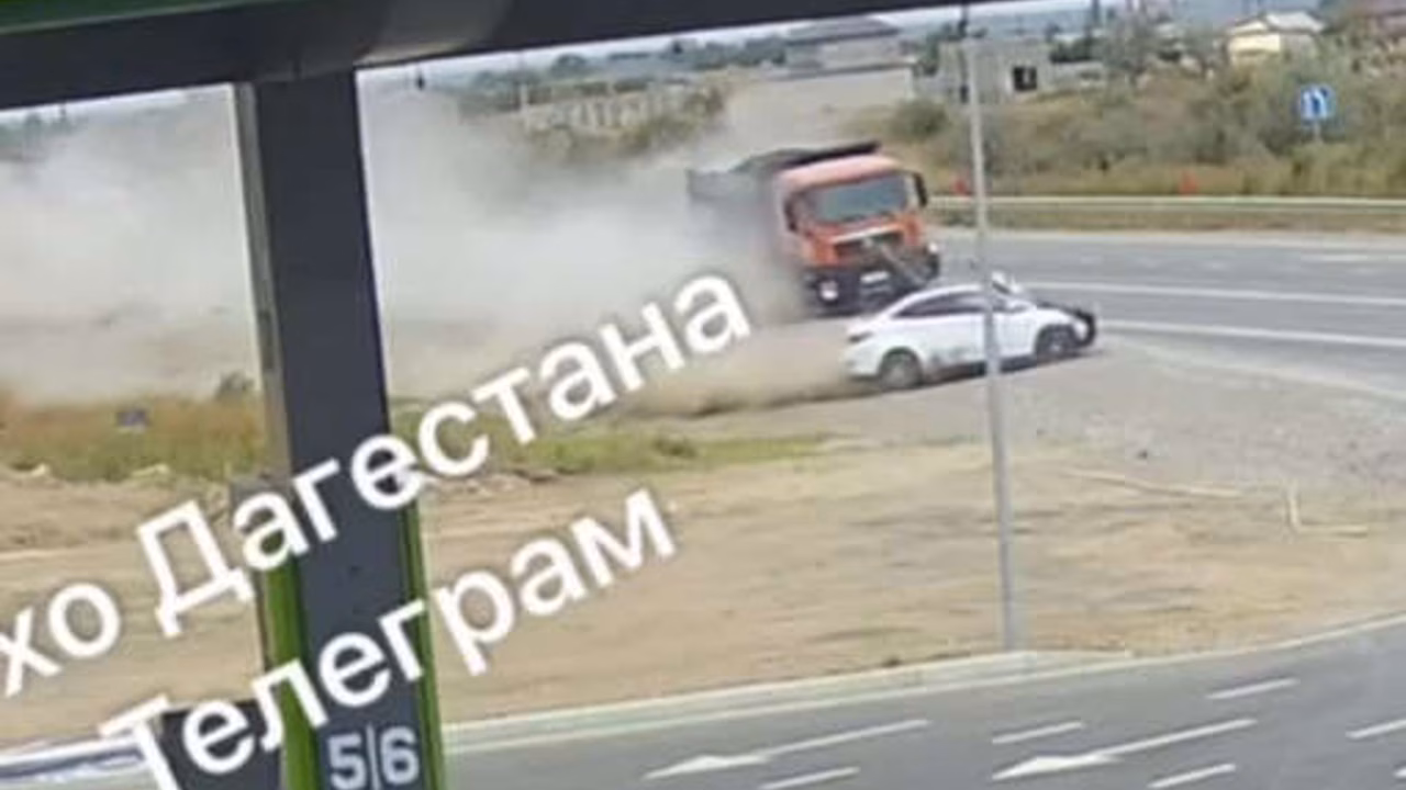 В Дагестане на видео попало, как легковушка влетела в "КамАз"