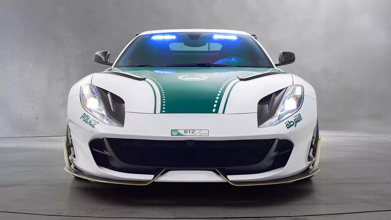 В парке полиции Дубая появилась тюнингованная Ferrari 812 Superfast