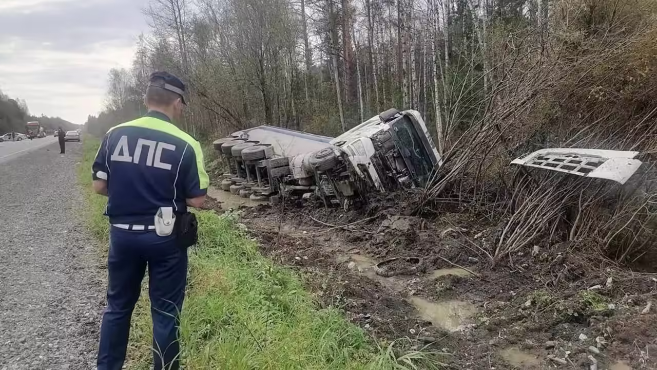 Серовский тракт частично перекрыли на Среднем Урале из-за ДТП с фурой