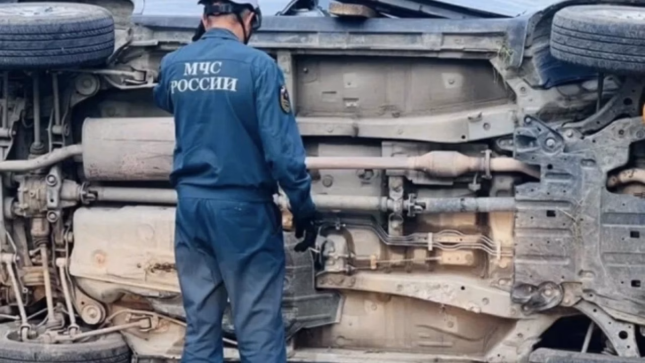 Водитель выпрыгнул из машины за секунду до падения с обрыва
