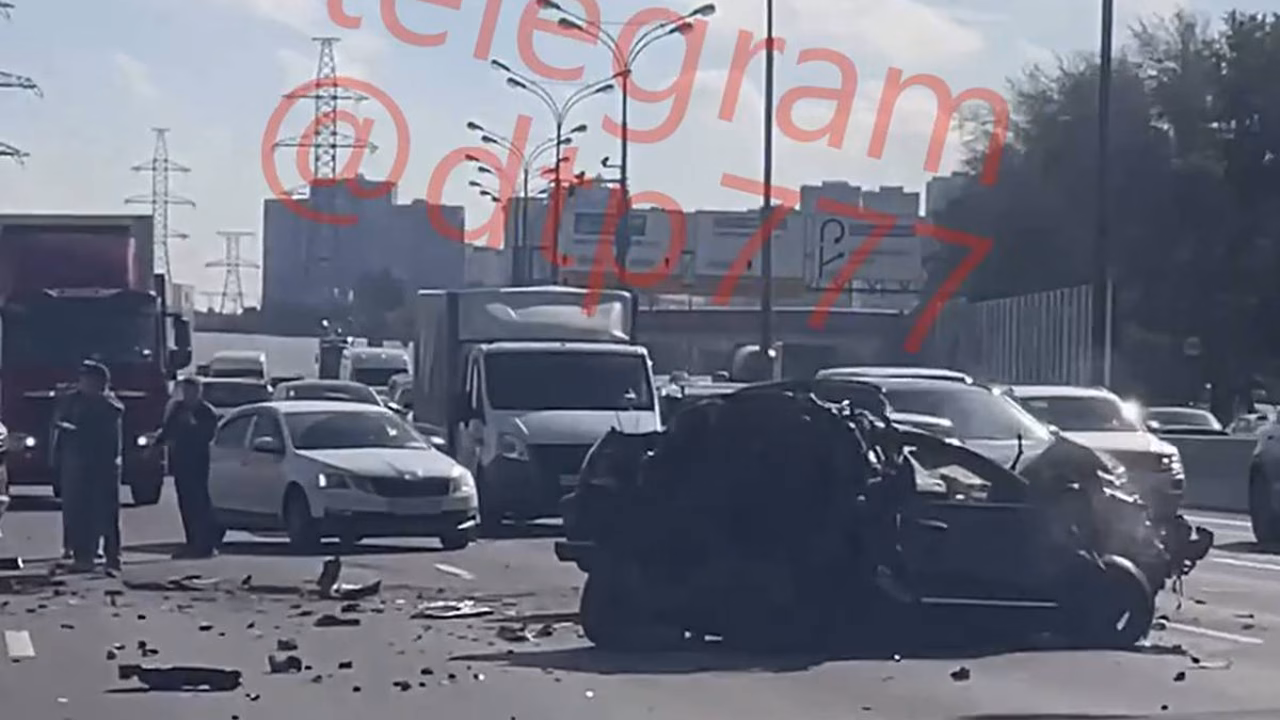 Участник аварии с шестью машинами на МКАД погиб в очереди на заправку