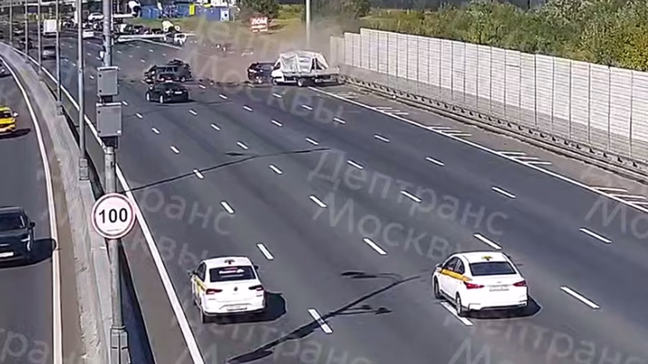 Двое погибли в крупной аварии: появилось видео смертельного ДТП на МКАД