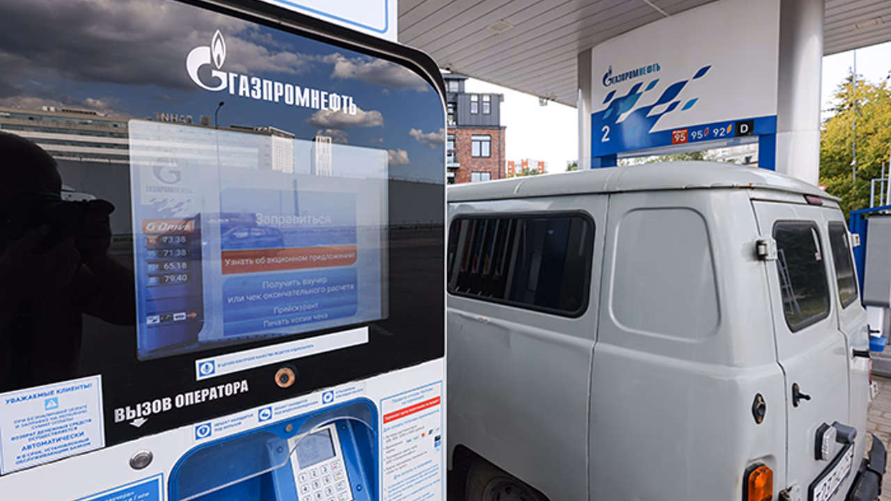 На АЗС Москвы и Подмосковья выросли очереди за бензином