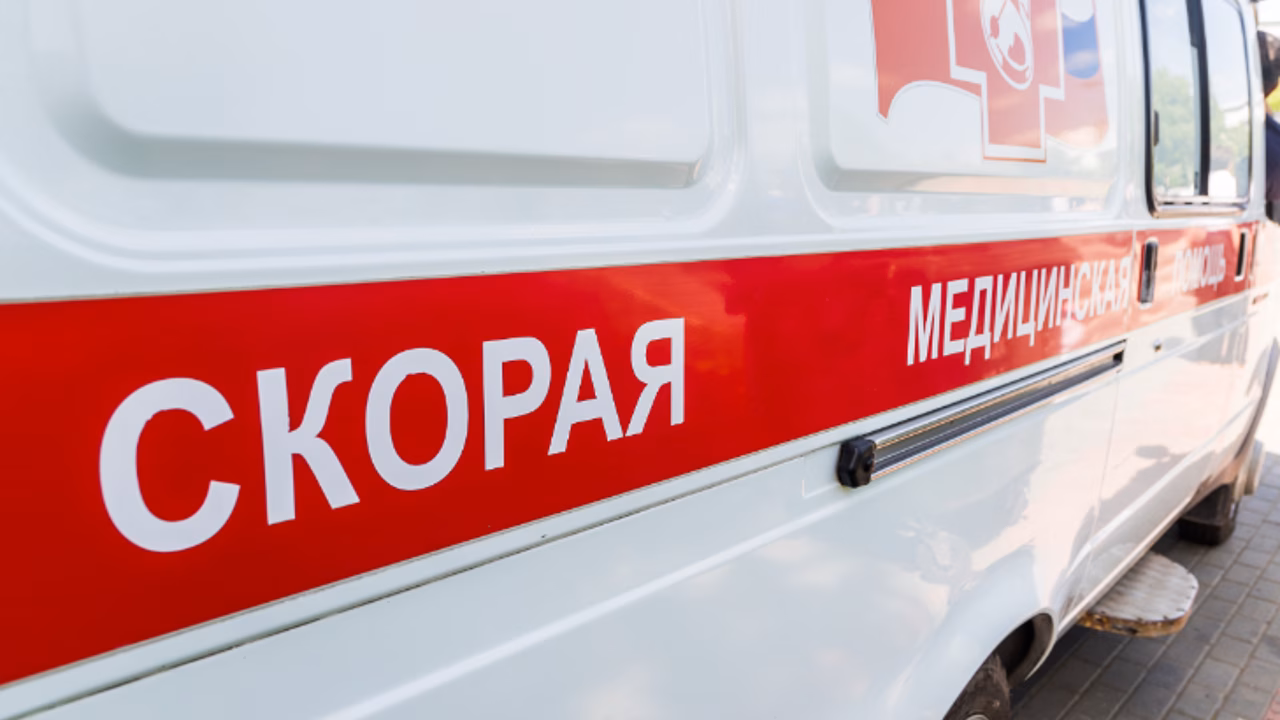 В Новосибирске двое пострадали в перевернувшейся иномарке