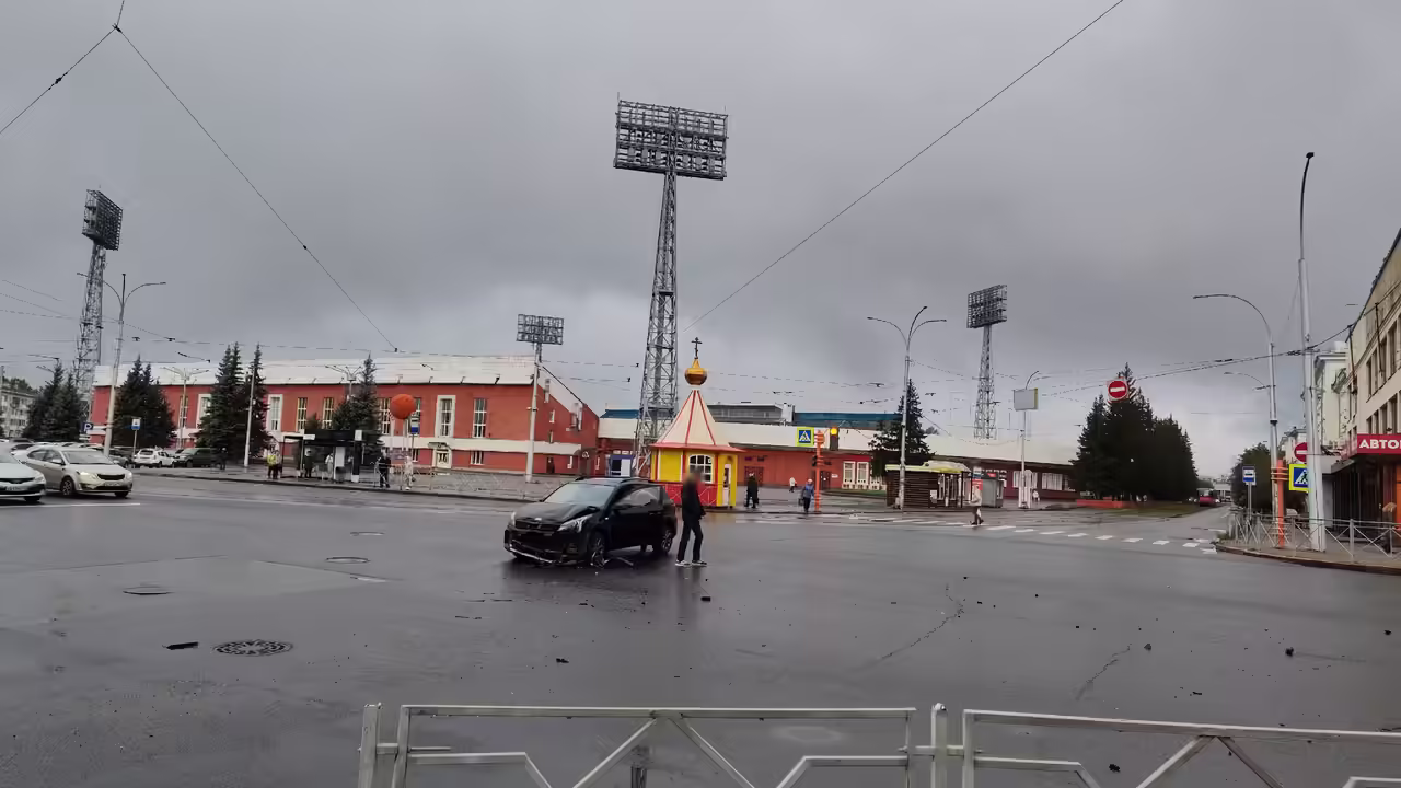 Иномарки столкнулись в центре Кемерова — движение затруднено