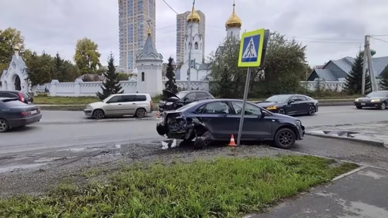 В Новосибирске мужчина умер за рулем автомобиля и устроил ДТП