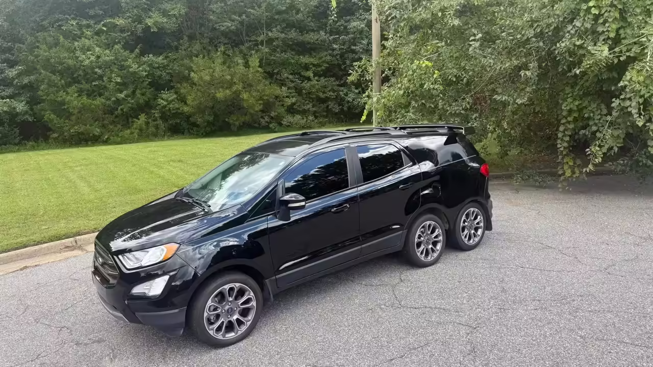 В США выставили на продажу Ford EcoSport с дополнительной осью и огромным антикрылом