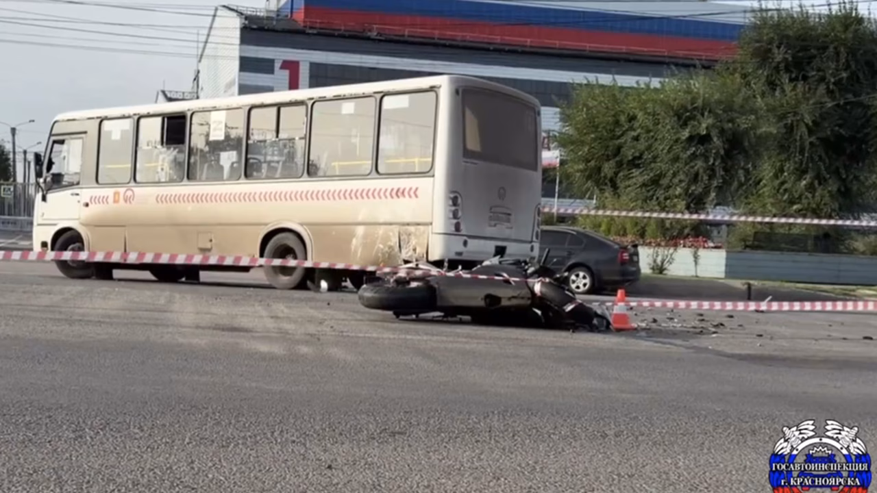 В Красноярске на видео сняли, как байкер на скорости влетел в автобус и погиб