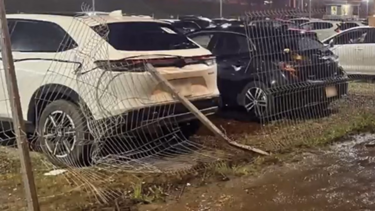 Toyota Harrier разбил пять машин и снес забор в Красноярске