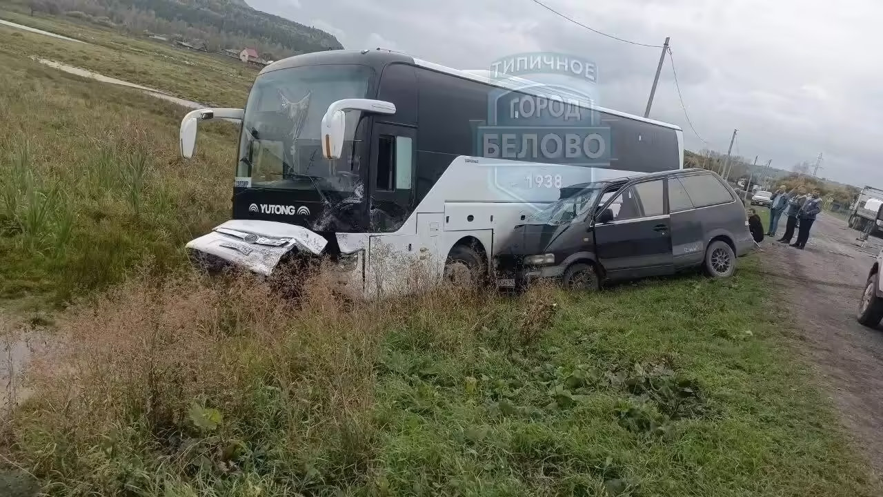 Минивэн столкнулся с автобусом в Кузбассе