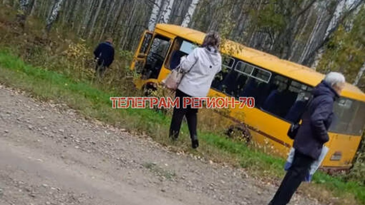 В Томской области автобус с пассажирами вылетел с трассы и врезался в дерево