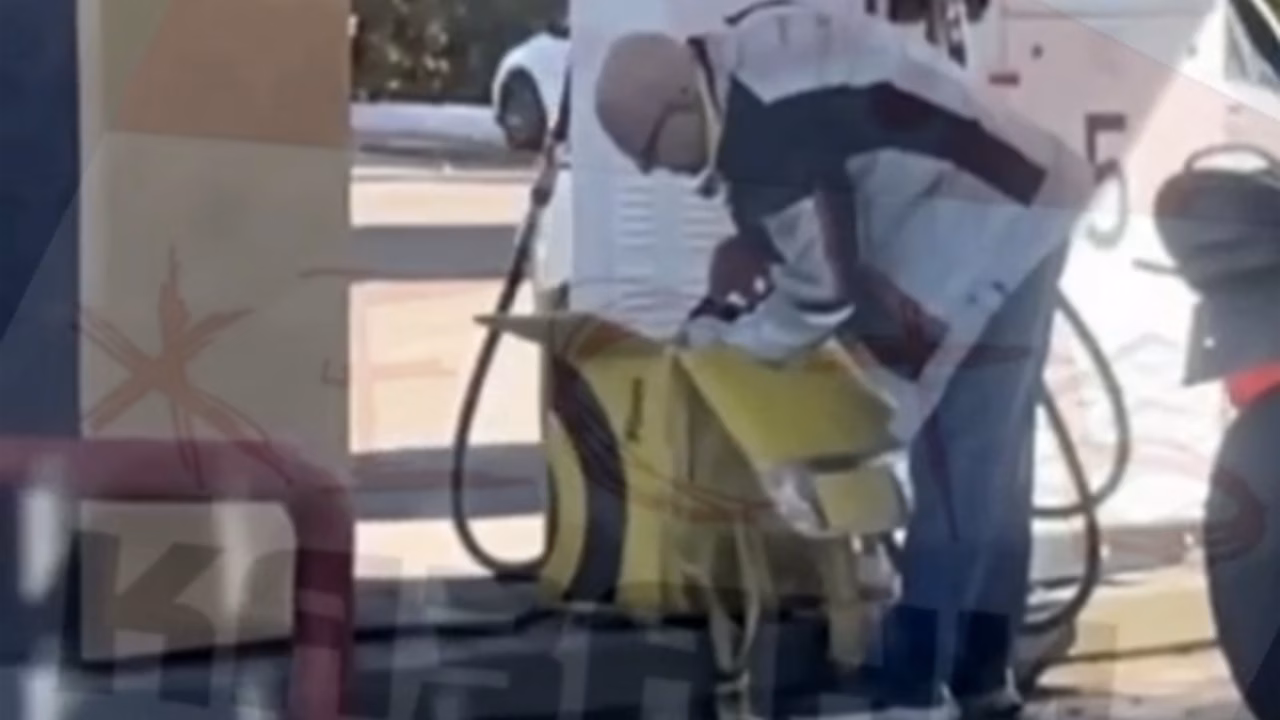 В Казани на видео попал мужчина, сливающий бензин в курьерскую сумку на АЗС