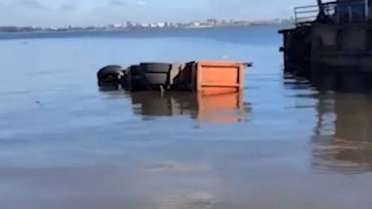 В российском регионе грузовик с водителем ушел под воду