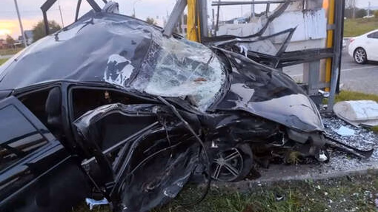 В Хакасии на видео попало, как Lada перевернулась и влетела в табло АЗС