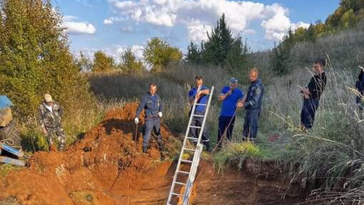 В Нижегородской области машина с людьми провалилась в карстовый провал