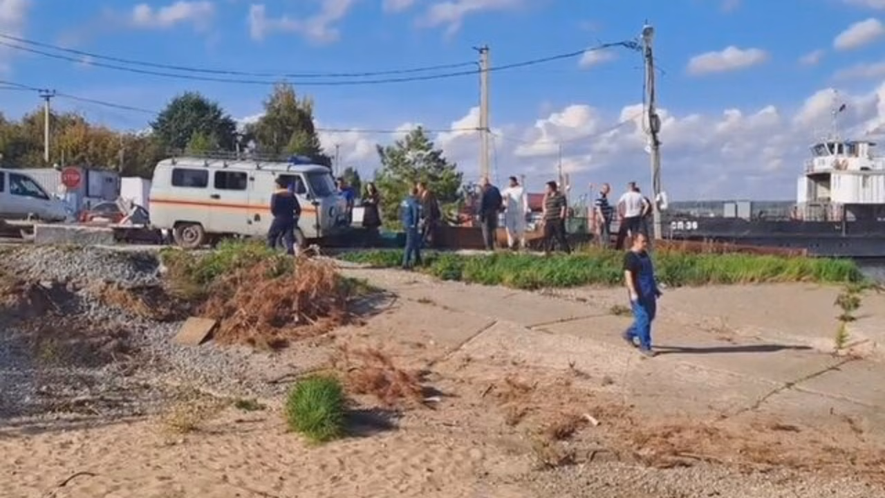 В Татарстане грузовик протаранил пристань и утонул