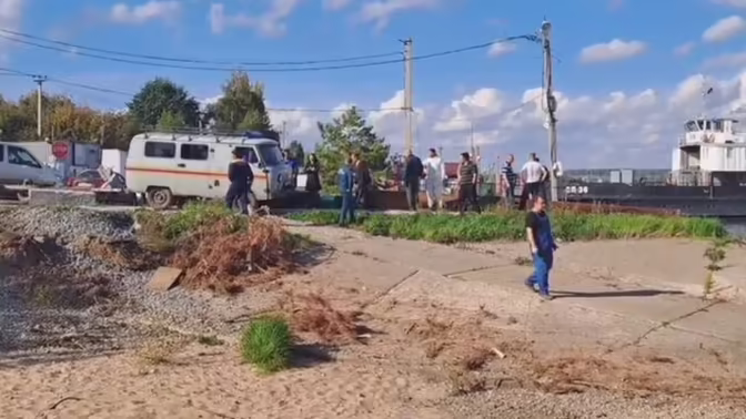 В Татарстане грузовик протаранил пристань и утонул