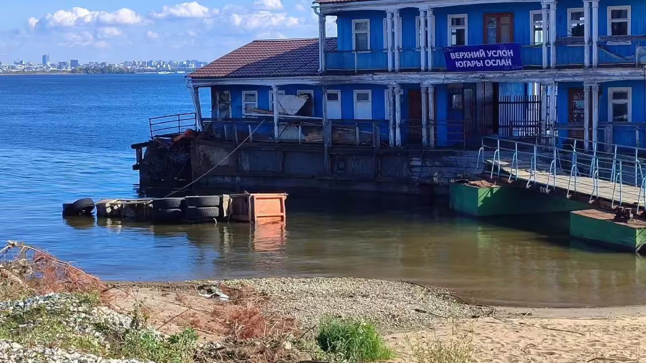 Грузовик в Татарстане протаранил пристань и утонул