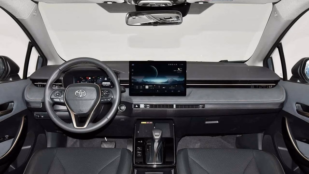 В России стартовали продажи новой Toyota Corolla с гарантией: актуальные цены