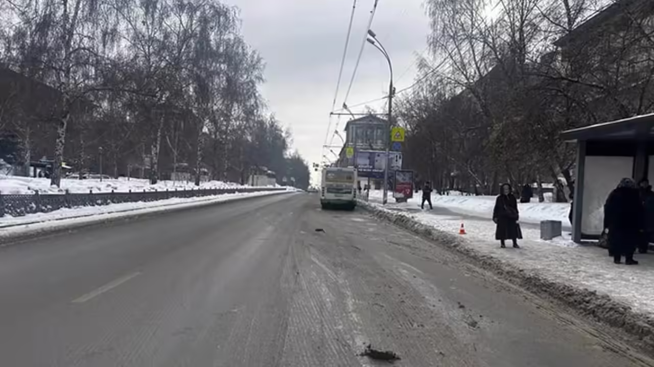 В Новосибирске водителя автобуса оштрафовали за выпадение девочки