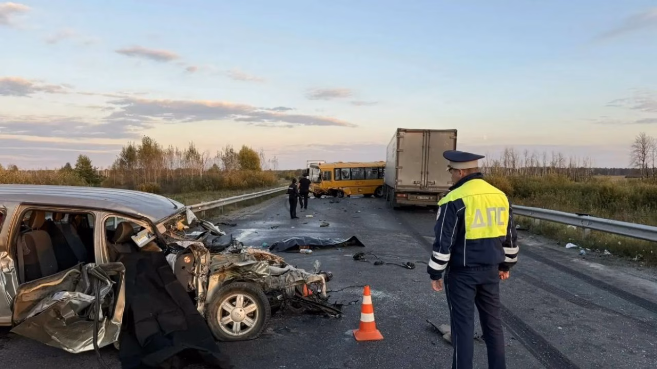 В ДТП со школьным автобусом в Свердловской области погибли три человека