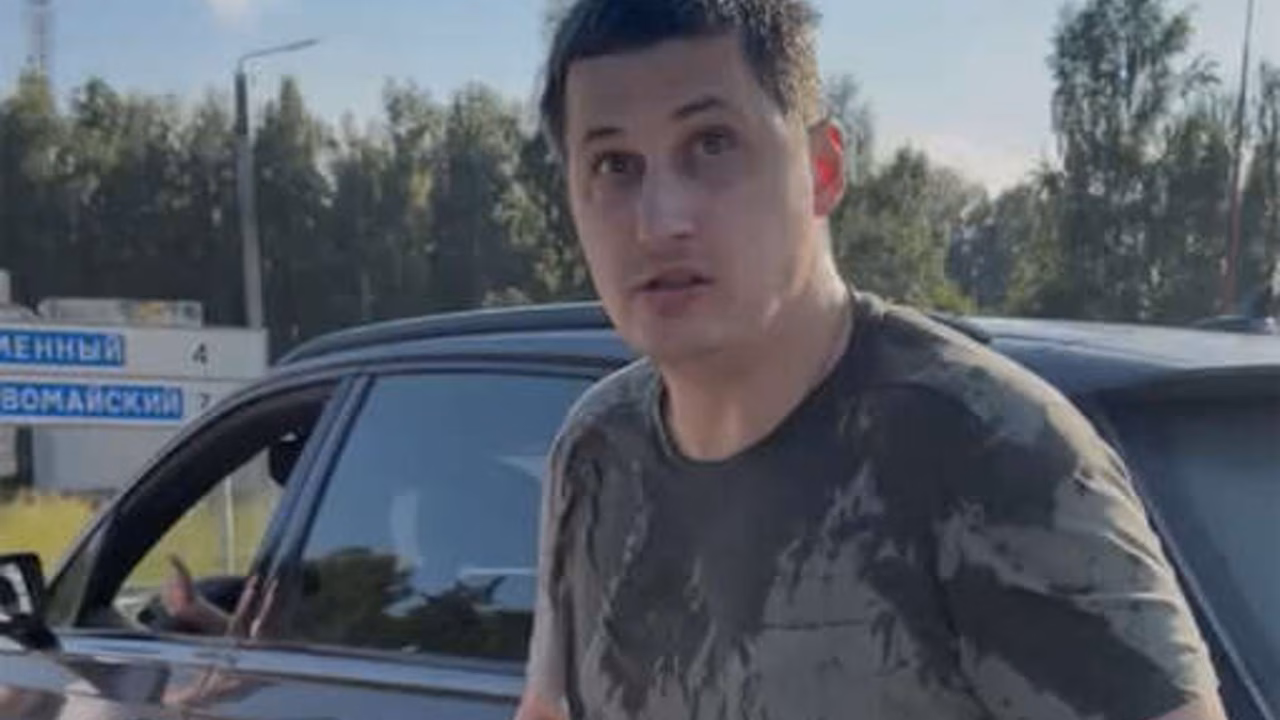 Под Екатеринбургом на видео попало, как мужчина напал на девушек из другого авто