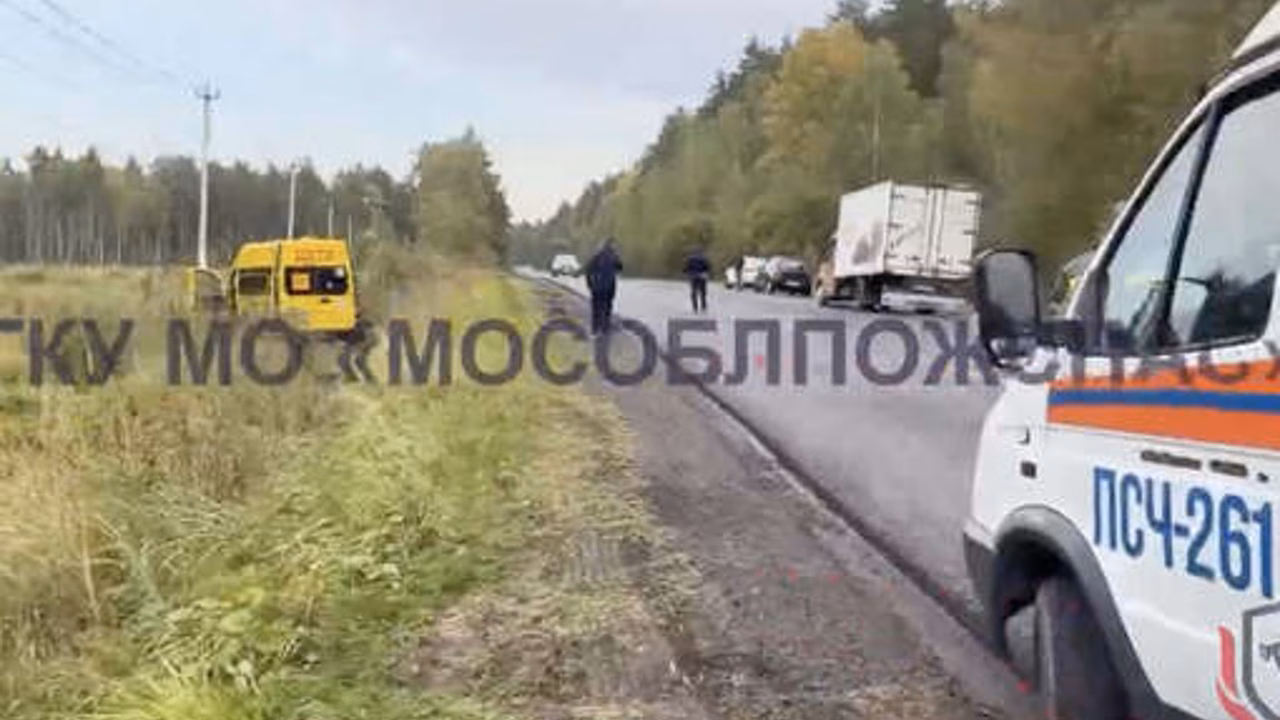 В Подмосковье сняли на видео последствия ДТП с микроавтобусом и погибшим
