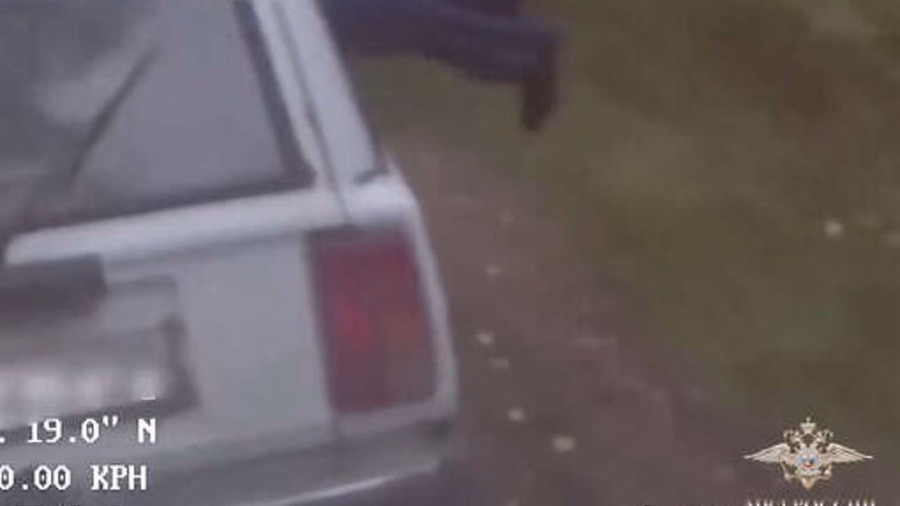 На Чуйском тракте полицейский запрыгнул в машину пьяного гонщика