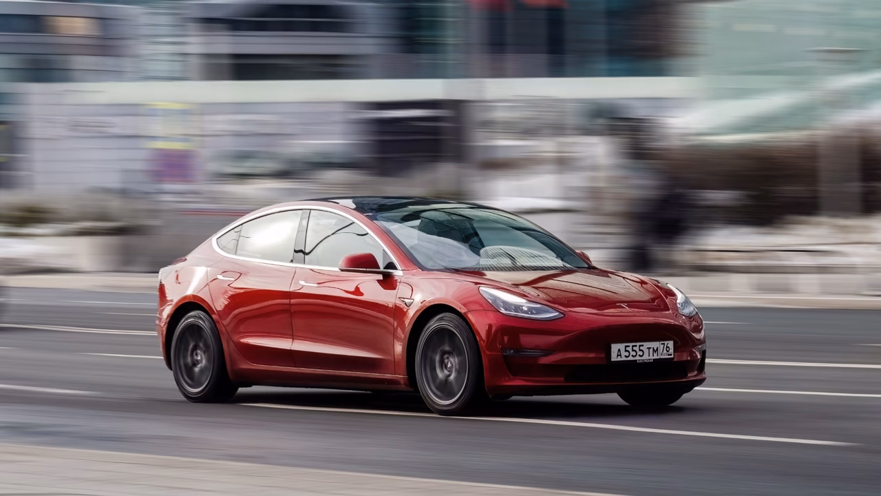 Продажи Tesla в России рухнули на 60%