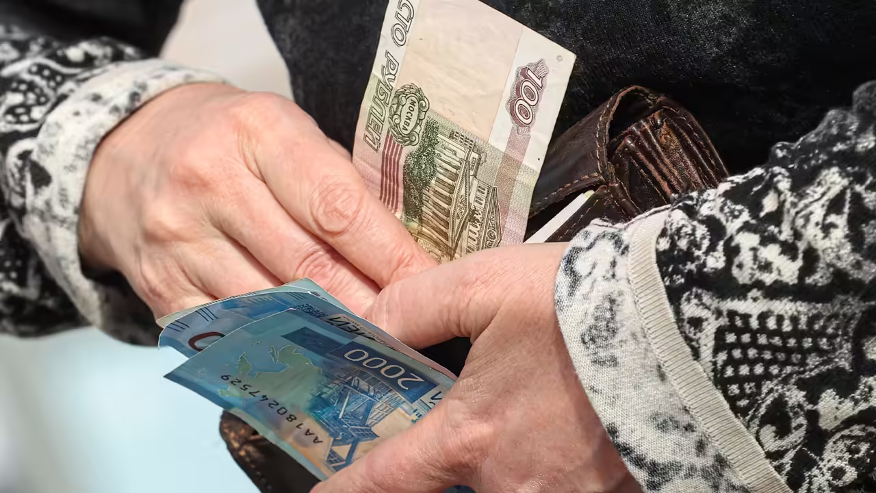 Пенсионерке выплатят 100 тыс. рублей после того, как автобус протащил ее по земле