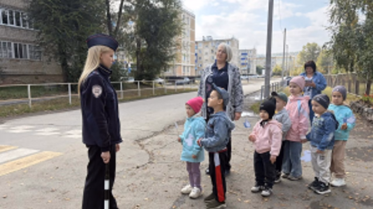 В Оренбургской области сотрудники Госавтоинспекции провели акцию «Лайк водителю»