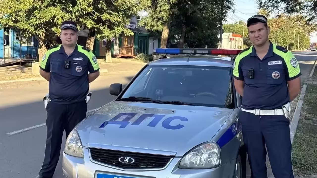 В Каменском районе инспекторы ДПС помогли двум девушкам добраться домой