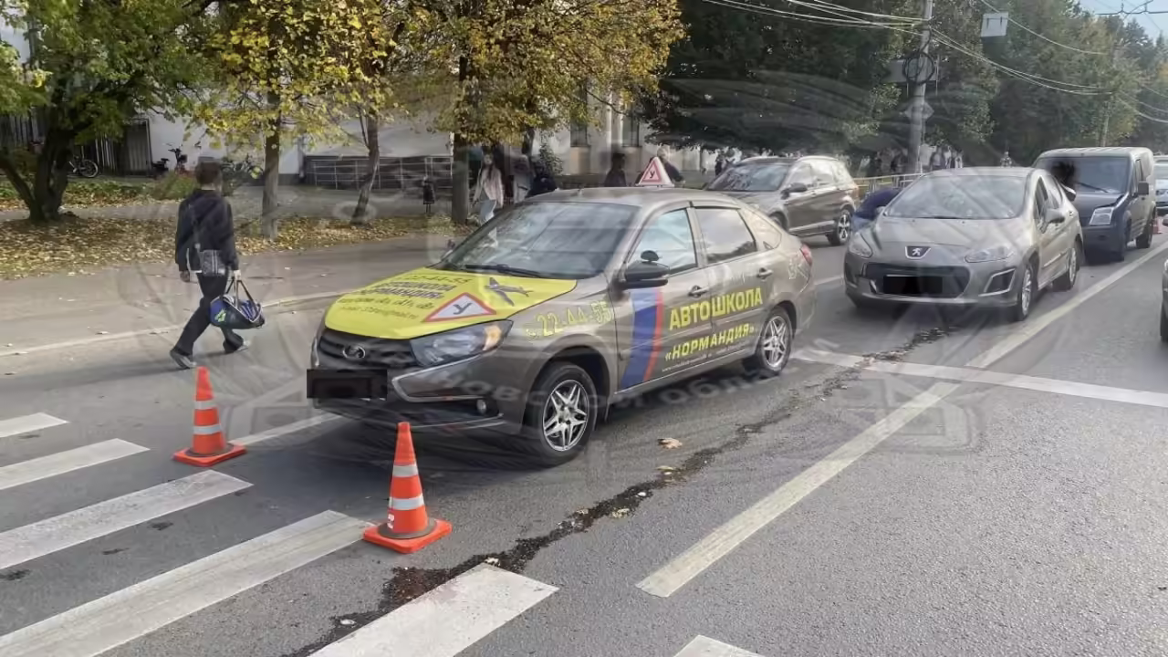 Учебная машина попала в тройное ДТП на оживлённом проспекте Иванова