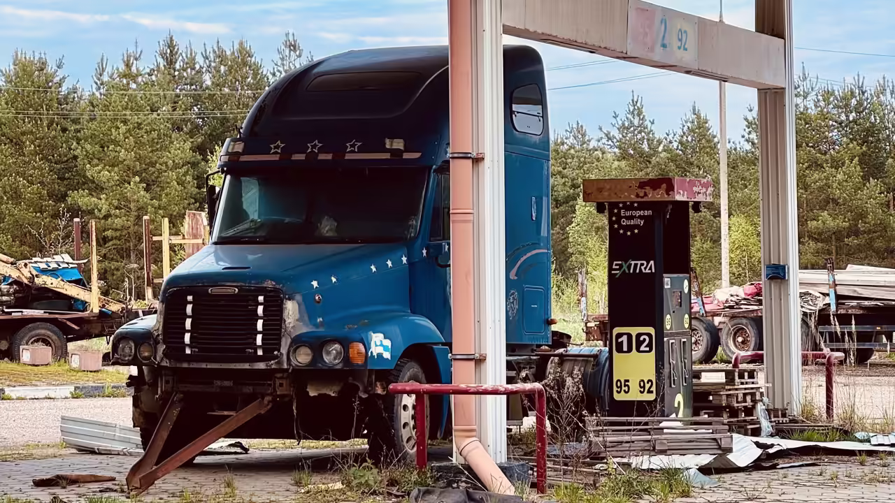 В Подмосковье на заброшенной АЗС нашли редкий капотный тягач Freightliner Century Class