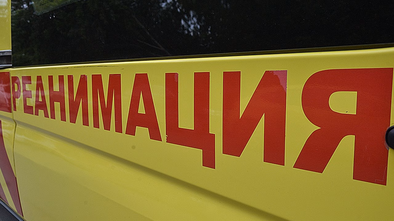 Машина реанимации с беременной пациенткой опрокинулась после ДТП в центре Екатеринбурга