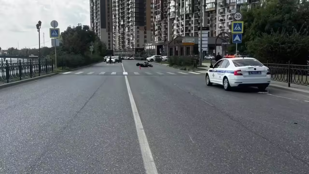 В центре Астрахани сбили мотоциклиста