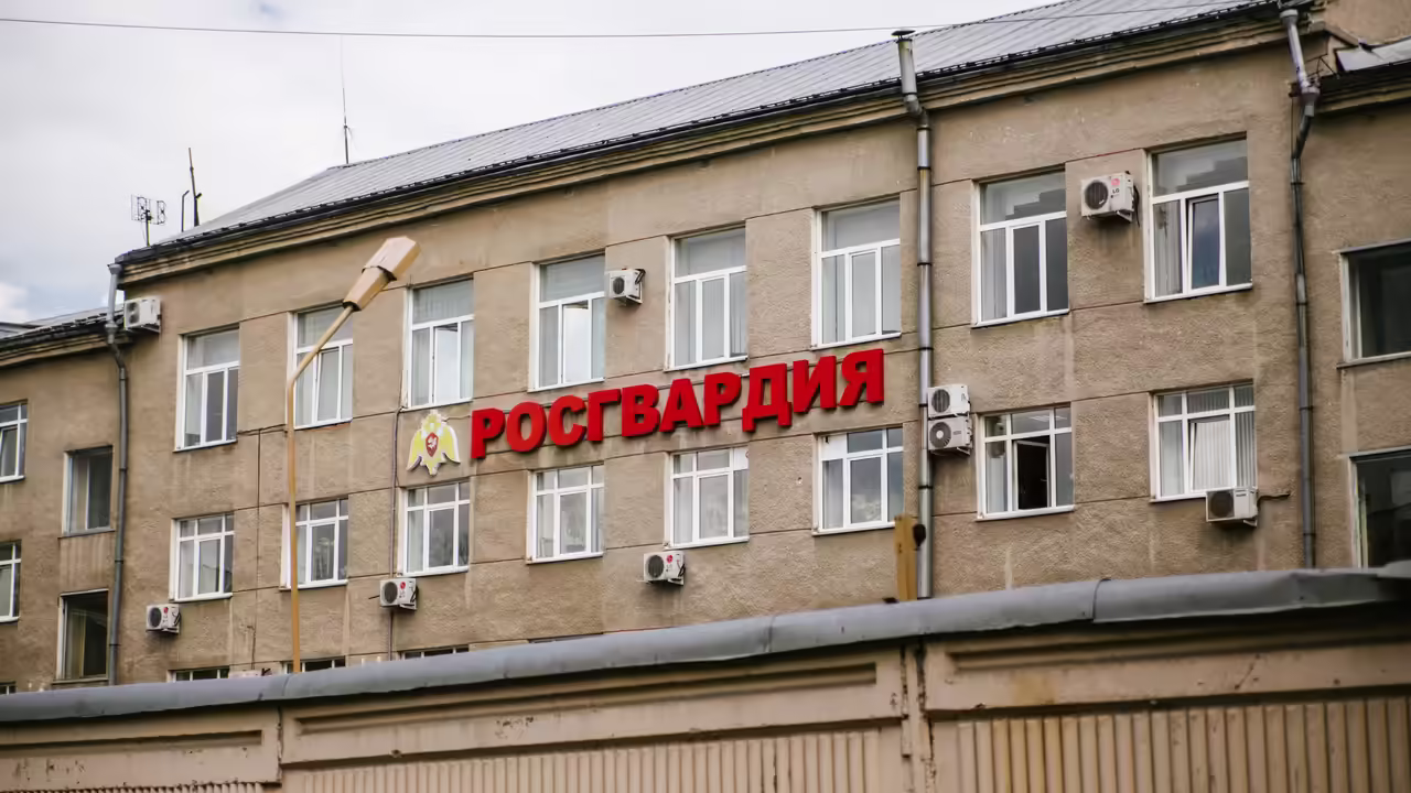 В Новокузнецке пассажир разбил стекло в автобусе после ссоры с водителем