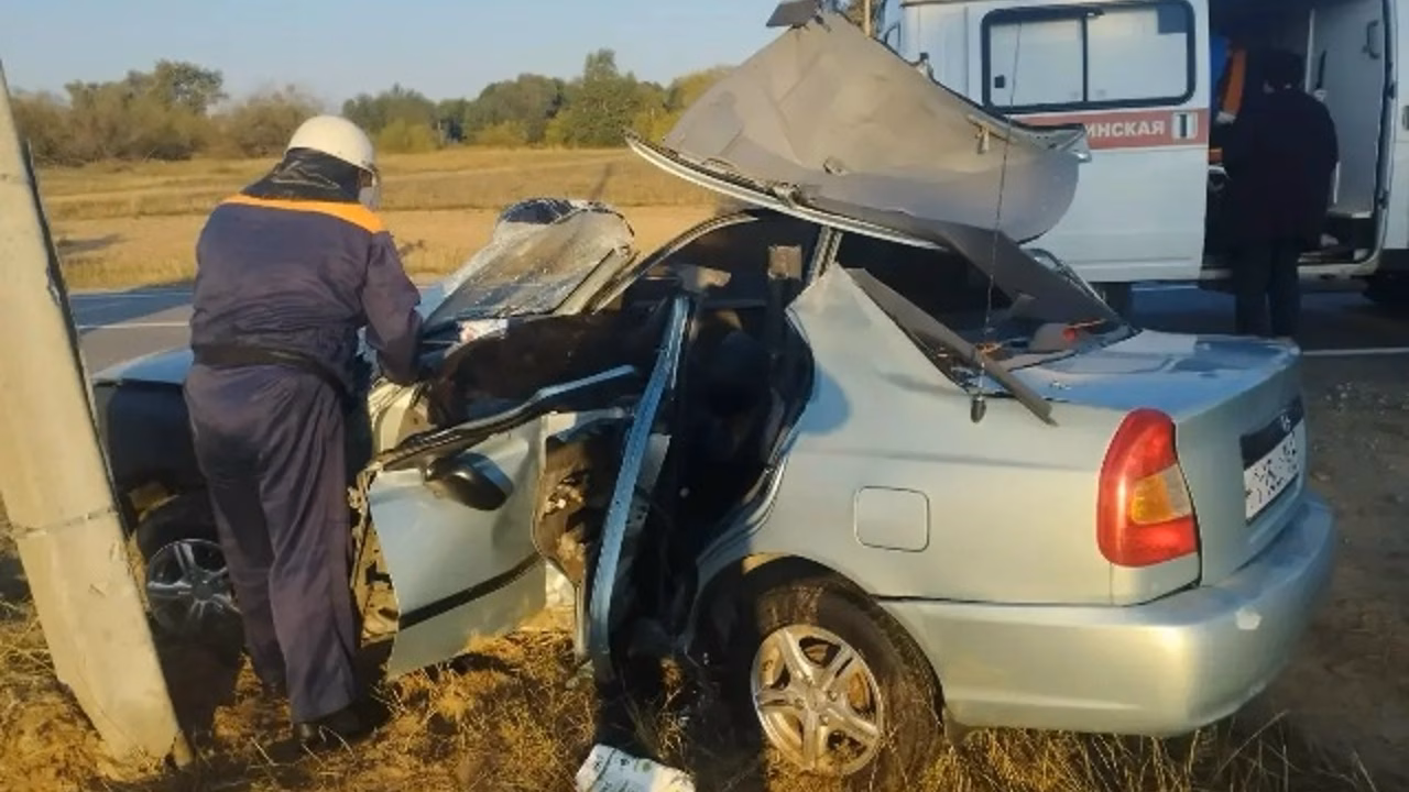Спасатели вызволили человека из смятого автомобиля на трассе в Шолоховском районе