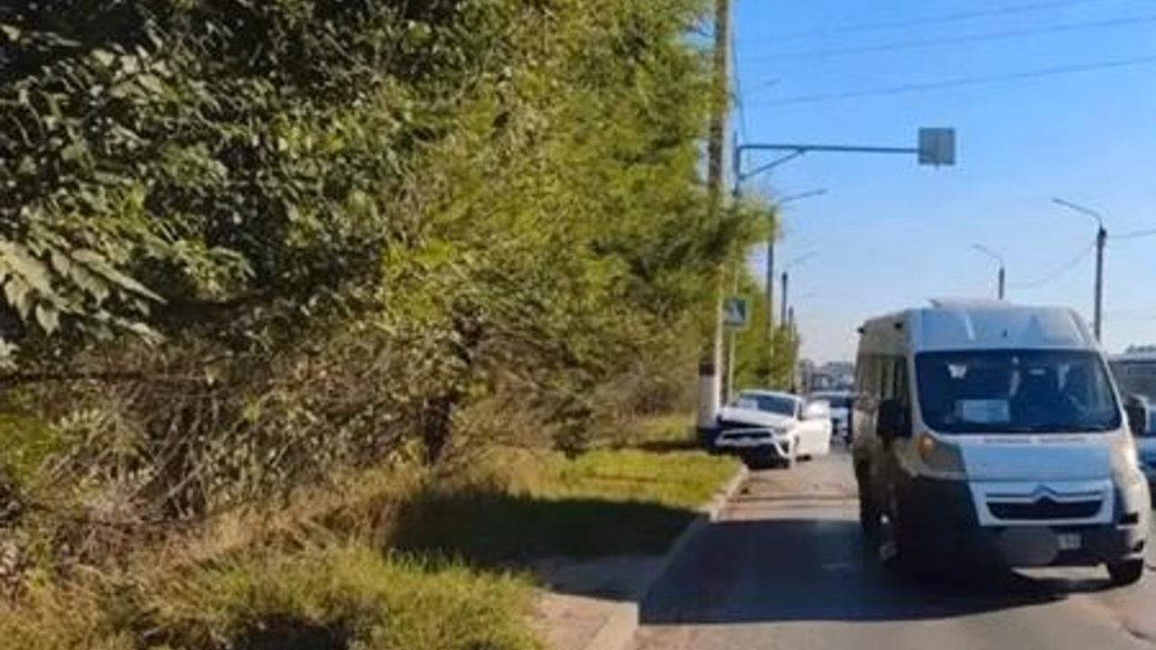 В Сызрани Kia после столкновения с автобусом наехала на опору ЛЭП, пострадал ребенок
