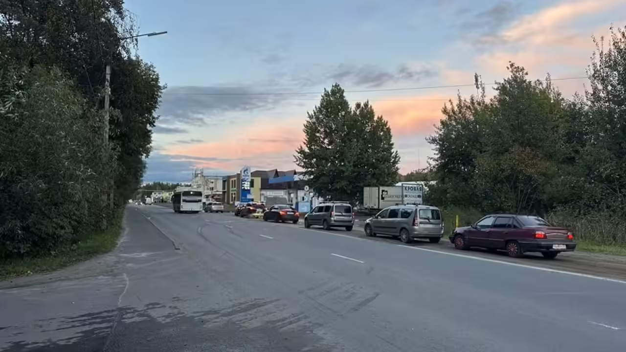 На АЗС "Газпромнефть" в Брянске образовалась большая очередь автомобилей