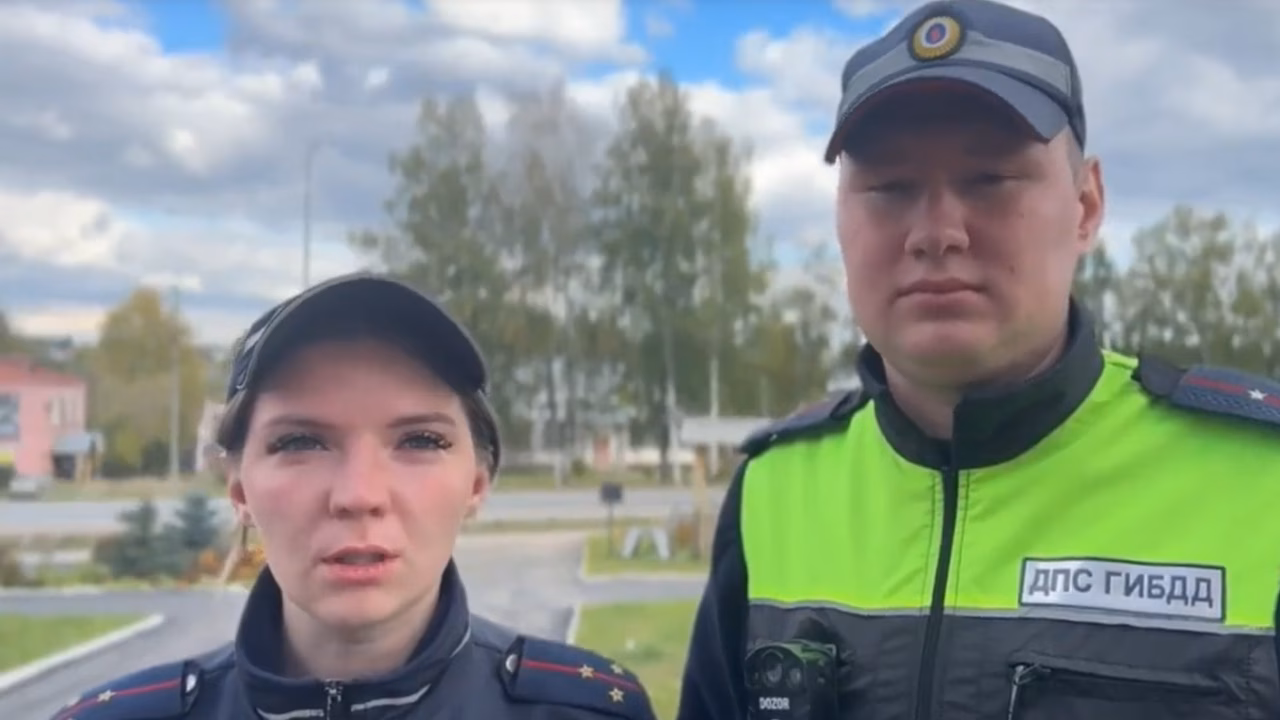 Инспекторы ДПС Удмуртии помогли водителю и трём пассажиркам со сломанной машиной
