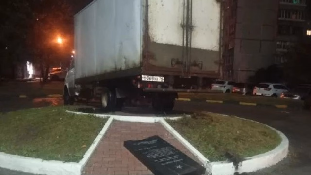 В Туле ГАЗель сбила стелу на Аллее Памяти