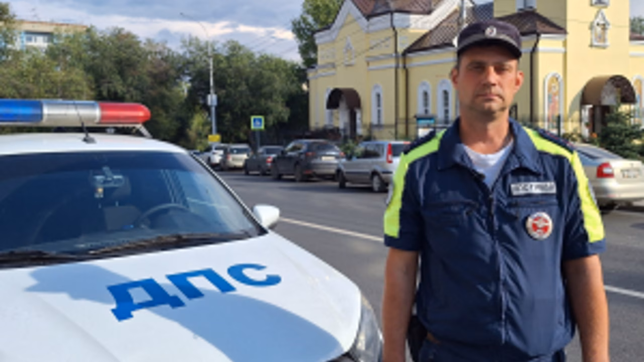 В Саратове полицейский оперативно сопроводил до больницы автомобиль с пассажиркой, которой срочно требовалась медицинская помощь