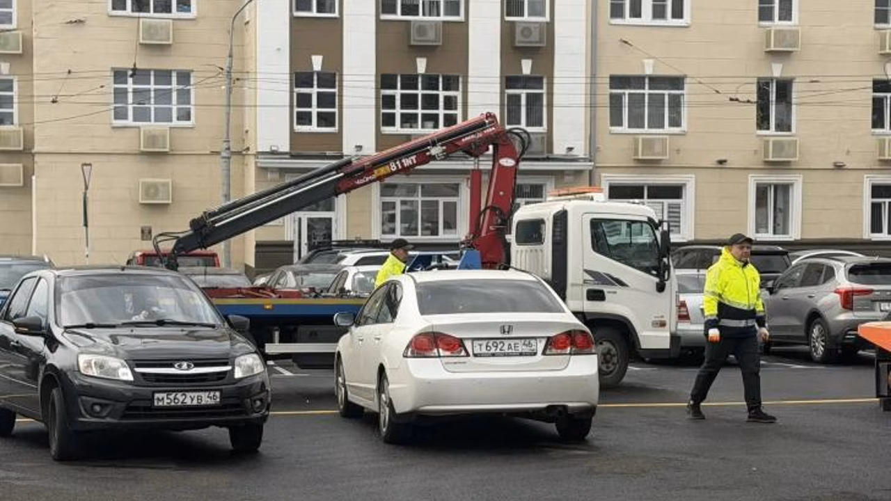 В Курске с Красной площади сегодня эвакуировали нарушителей парковки