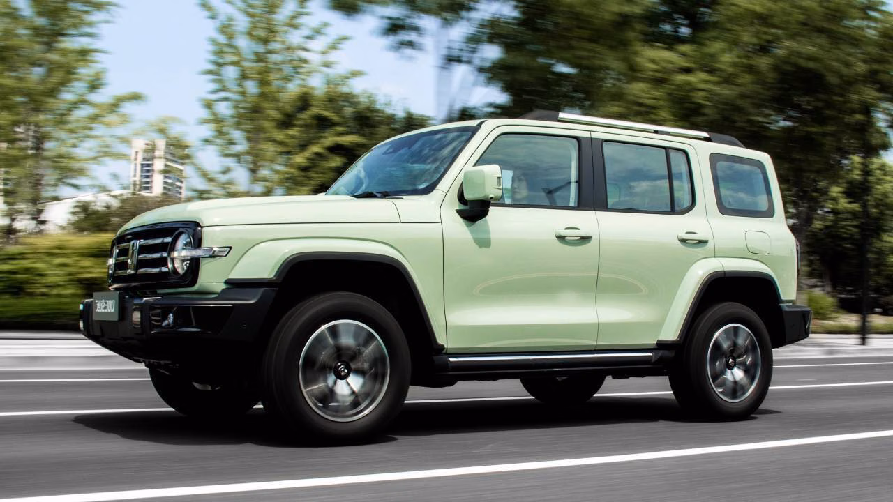 Внедорожник из КНР возглавил продажи премиальных автомобилей в России