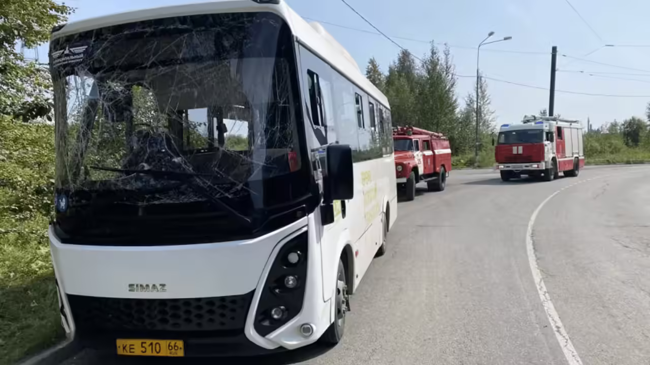 Рейсовый автобус в Нижнем Тагиле врезался в столб