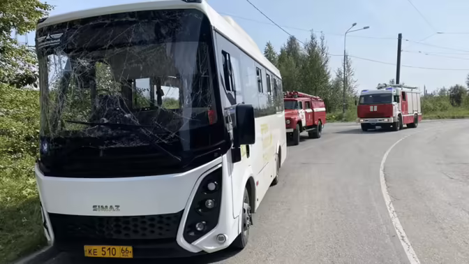 Рейсовый автобус в Нижнем Тагиле врезался в столб
