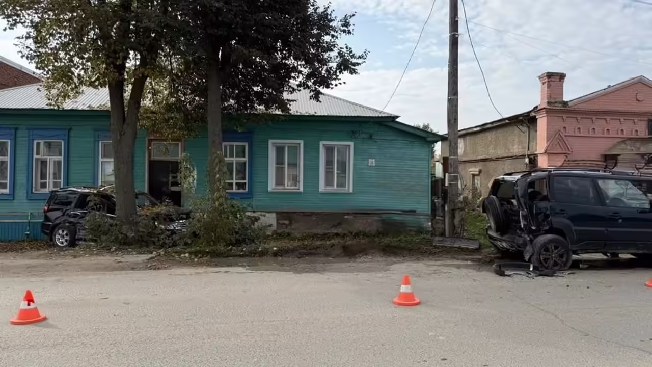 В Малмыже водитель «Грейт Уолла» врезался в «Ниву» и дерево