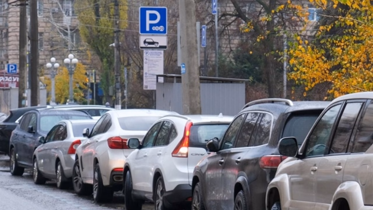 В центре Волгограда с 1 октября расширят платные парковки