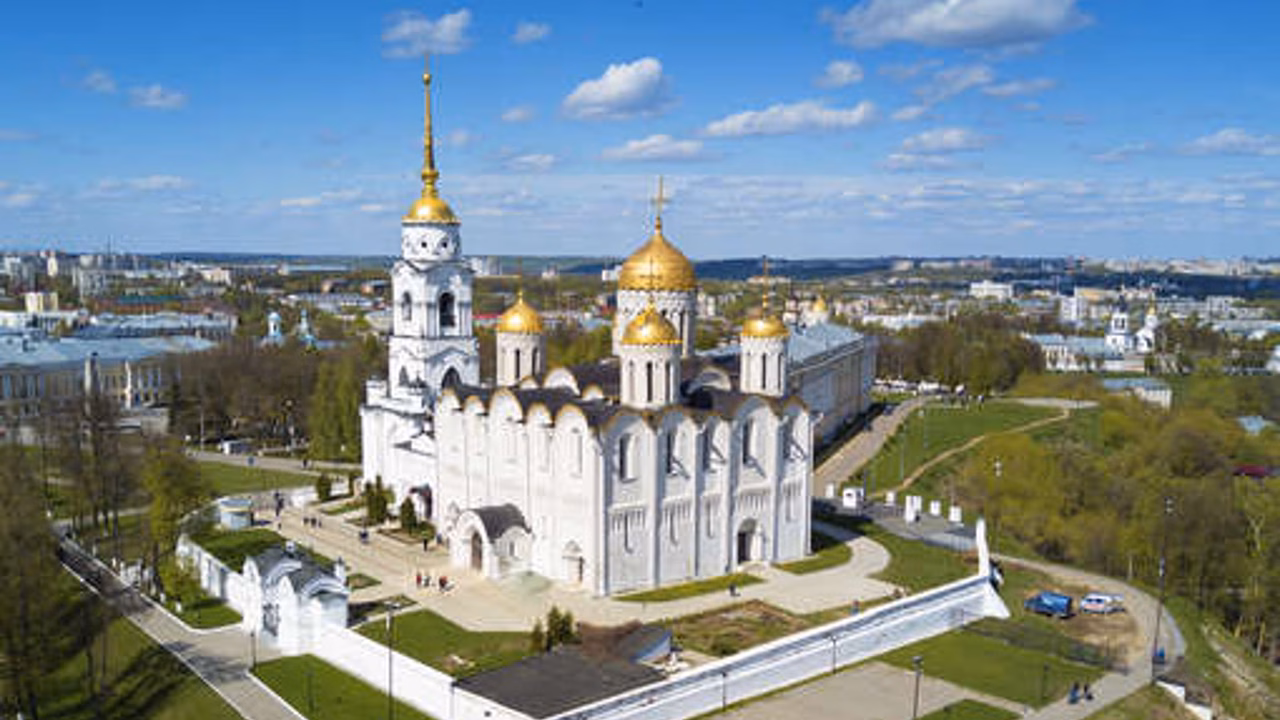 Работники ЖКХ во Владимире выкрасили столбы и припаркованные автомобили